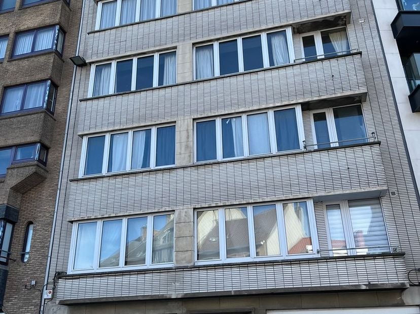 Ruim appartement met drie slaapkamers, waarvan één toegang heeft tot het terras. In het gebouw is er geen fietsenberging aanwezig, maar wel een kelder