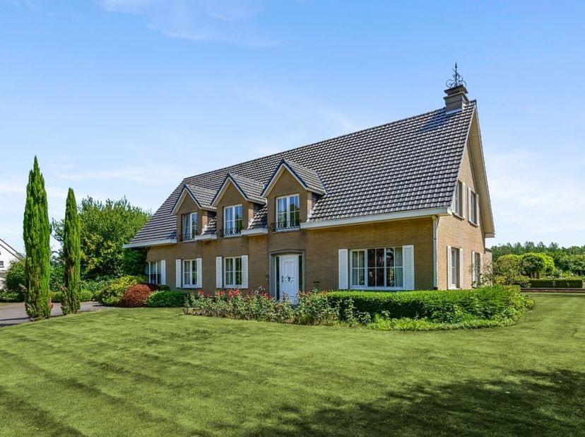 Op zoek naar een ruime en stijlvolle gezinswoning waar rust, privacy en comfort perfect samenkomen? Dan zal deze prachtige open bebouwing, gelegen aan