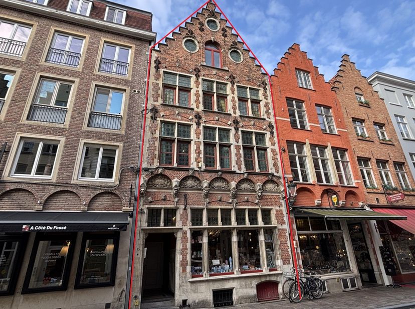 Appartementje gelegen in centrum Brugge op de 3de verdieping. Het appartement heeft volgende indeling: leefruimte met mezzanine en toegang tot terras,
