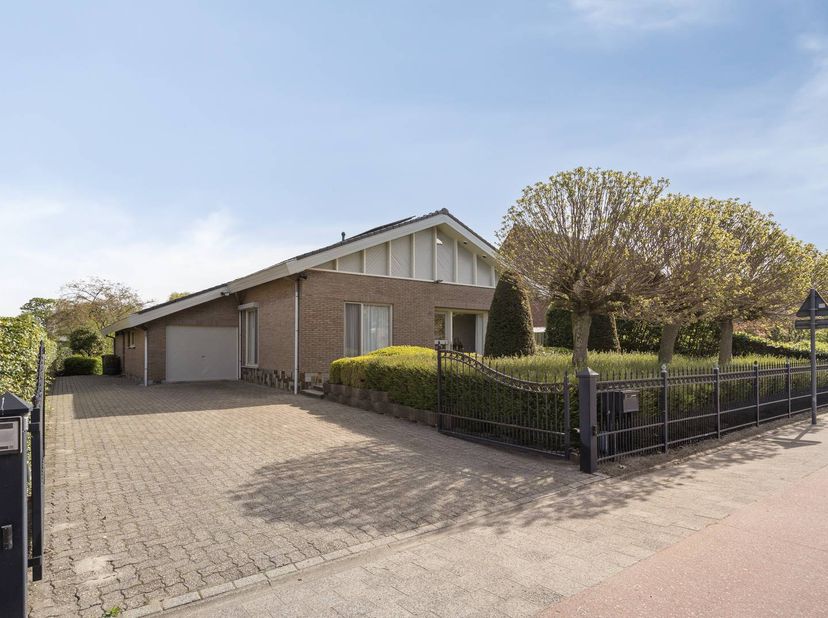 Disposition comme suit :<br />
- Hall d'entrée sur sol carrelé.<br />
- Deux chambres complètes d'environ 13 et 16 m² respectivement, des bureaux sur