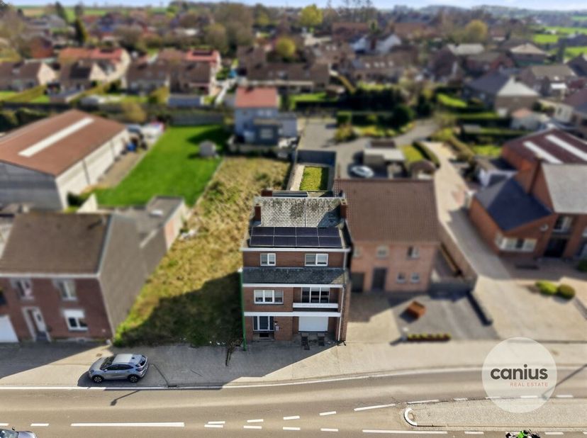 CHARMANTE BEL-ETAGE WONING MET 3 SLAAPKAMERS, GARAGE EN TUIN<br />
Deze bel-etage woning, gelegen aan de Steenweg 171 in Gingelom, biedt een uitsteken