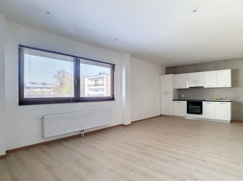 Appartement de 2 pièces entièrement rénové dans le centre et au parc de Tervuren.<br />
<br />
Au premier étage avec entrée séparée : hall d'entrée +-