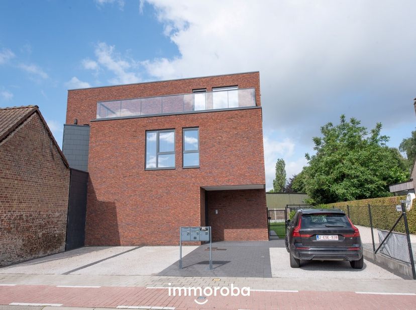 Prachtig ruim gelijkvloers appartement te Sint-Eloois-Vijve met tuintje en overdekt terras.<br />
Indeling: inkomhal, wc, berging, lichtrijke living m