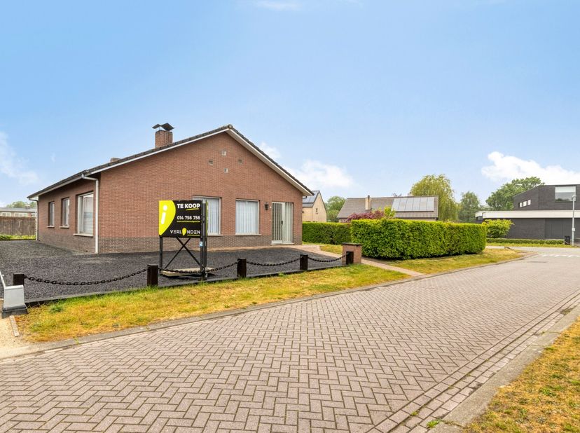 Via de inkomhal met vestiaireruimte kom je in de leefruimte, die is opgedeeld in een zit- en eethoek. De grote ramen zorgen voor veel lichtinval en de