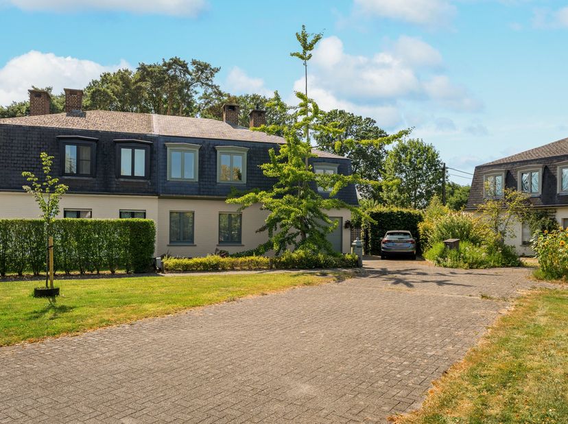 Deze halfopen, instapklare, gezinswoning is gelegen in één van de meest gegeerde woonwijken te Heusden. Met bouwjaar 1986 en verschillende renovaties