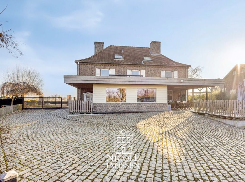 Ruim ingedeeld landhuis met vijf slaapkamers, mooie leefruimtes en een vrijstaande garage van 55m² voor drie wagens. In 2017-2018 werd de woning met z