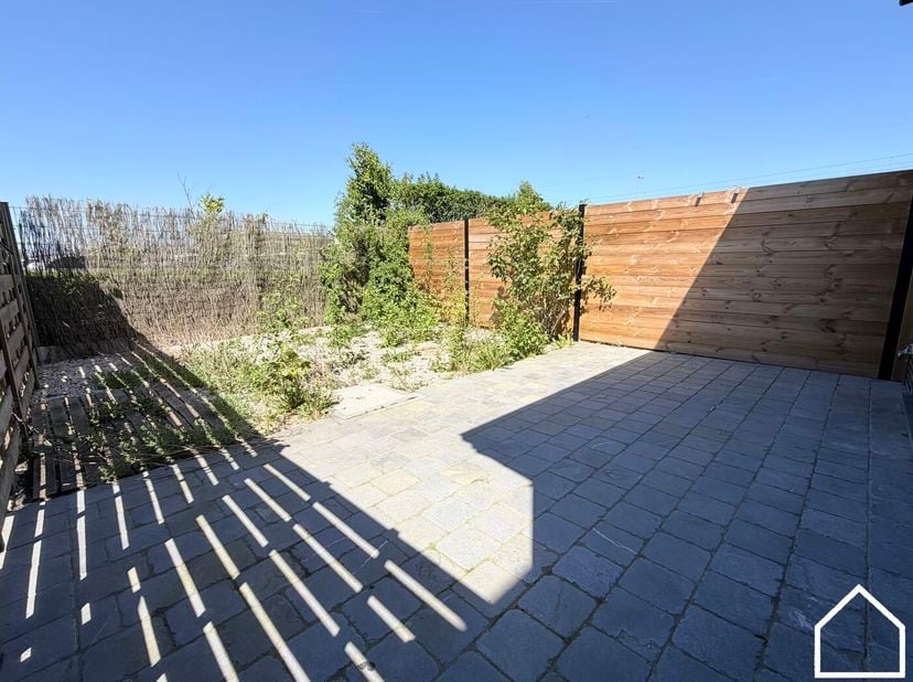 Op zoek naar een instapklare woning vlak bij het station én het bruisende stadscentrum van Ieper? Dan is deze recent gerenoveerde woning absoluut een