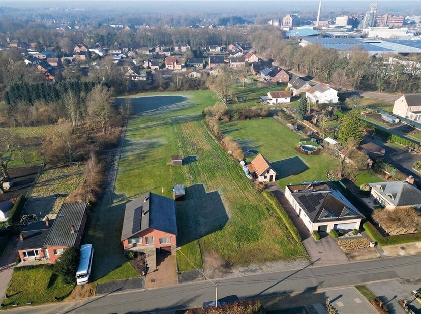 Zuidwestelijk georiënteerd perceel voor halfopen bebouwing van 9a07ca op rustige locatie <br />
Omgeving: <br />
+ Rustige woonwijk in een groene omge