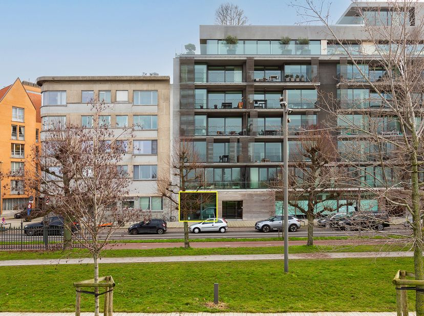 Espace commercial au rez-de-chaussée, extrêmement élégant, denviron 135 m², situé dans le quartier Zuid à Anvers. Le bien est idéalement situé sur la