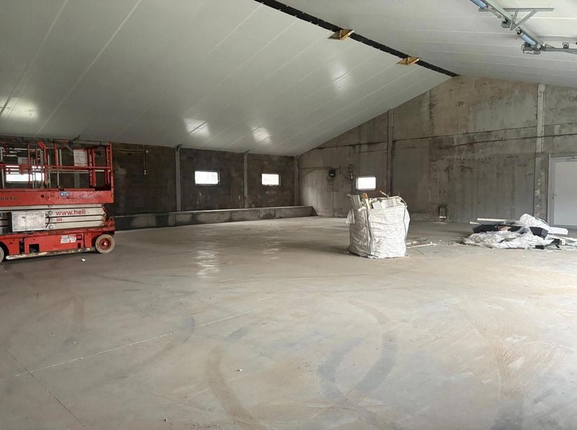 Voor meer info contacteer Eva via 0475 69 38 22 of eva@vicusvastgoed.be<br />
Deze geïsoleerde loods beschikt over een oppervlakte van 225 m² (15m x 1