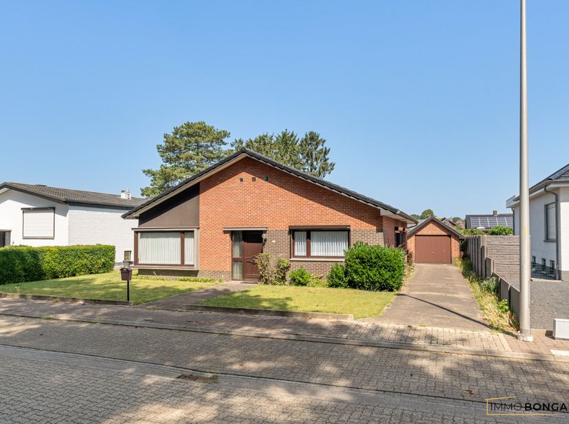 Bent u op zoek naar een woning met alle wooncomfort op het gelijkvloers? Dan is deze charmante bungalow zeker een bezoek waard.<br />
<br />
De woning