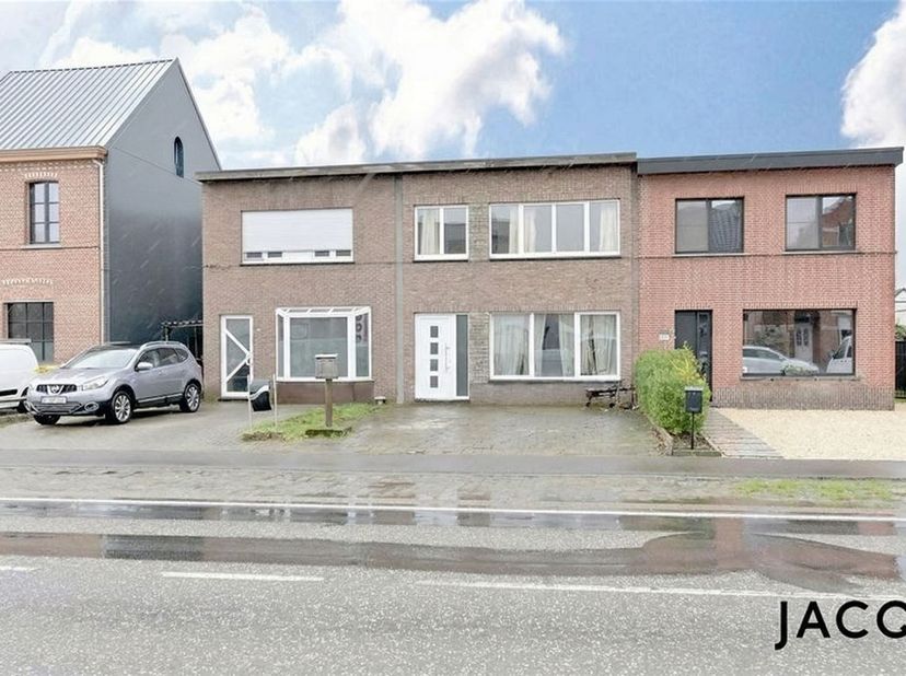 JACQ. Real Estate stelt u met plezier deze instapklare en ruime gezinswoning met 4 slaapkamers voor in Nijlen. De woning geniet van een gunstige liggi