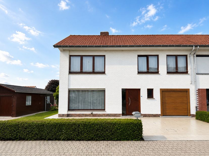 Instapklare woning rustig gelegen op de gezellig wijk Don Bosco, vlakbij scholen, winkels,...<br />
Indeling:<br />
- GELIJKVLOERS: inkomhal met vesti