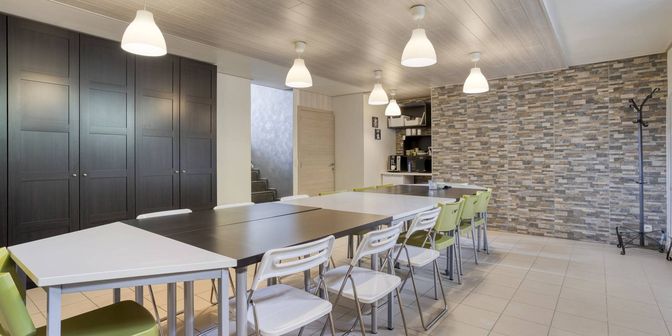Bedrijfsvastgoed te huur in Baron Ruzettelaan 240, 8310 Assebroek