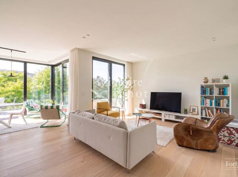 Ontdek dit prachtige appartement van 139 m² ideaal gelegen in Auderghem, in een groene en rustige omgeving tegenover het Seny park. Gelegen op de derd