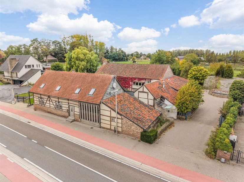 Te koop: Karaktervol feestzaal/restaurant met ruime woonst en parking op uniek domein van 74a 57ca!<br />
Bent u op zoek naar een eigendom waar wonen