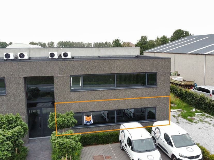 Langs zichtlocatie te Assenede, vlakbij de R4 zijn twee kantoorruimtes beschikbaar van 60m² en 70m² in een recent bedrijfsgebouw. Aan de voorzijde van