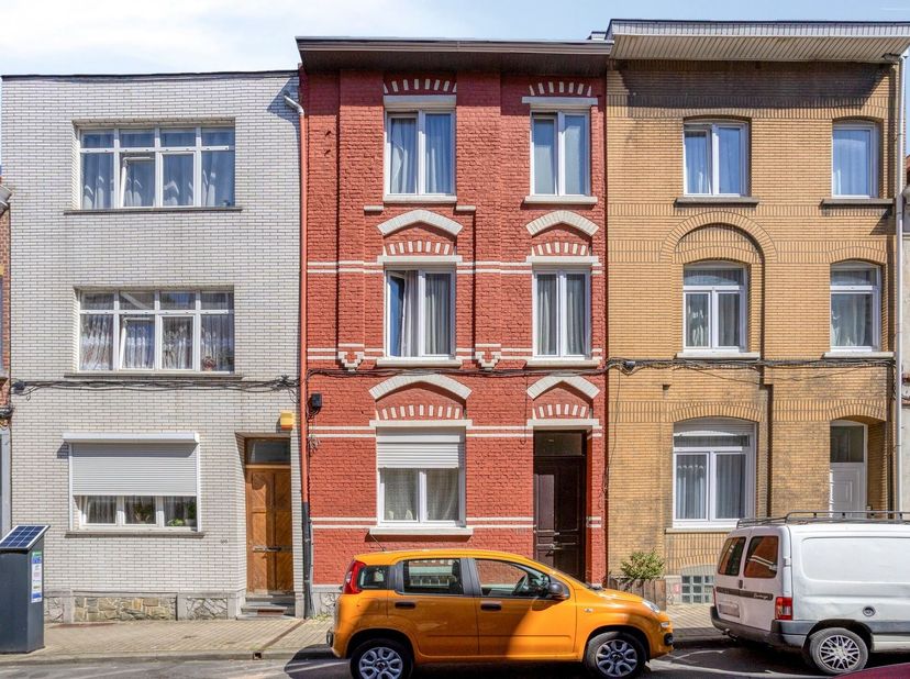 Immeuble de rapport à haut rendement Revenu mensuel > € 3.400 <br />
Idéal pour investisseurs  ou grande famille ! Cette spacieuse maison unifamilial