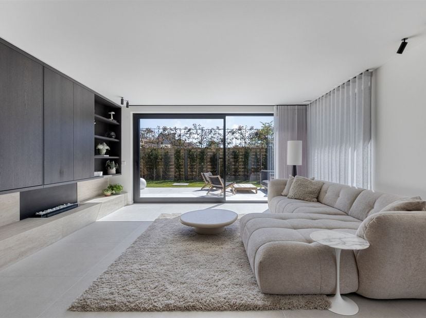 À Vlimmeren, où l'on investit actuellement beaucoup dans l'immobilier et l'infrastructure, se trouve cette maison pratiquement neuve aux finitions lux