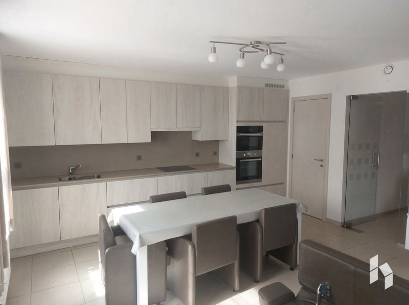 Mooi appartement met 2 slaapkamers in het centrum van Leopoldsburg! <br />
Ondergronds is er een parking en berging aanwezig.<br />
Bijzonderheden:<br