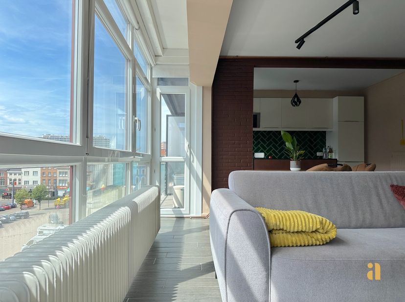 Dit hippe tweeslaapkamerappartement (renovatie 2020) bewijst dat comfortabel wonen perfect samengaat met een bruisende omgeving.<br />
Gelegen in een