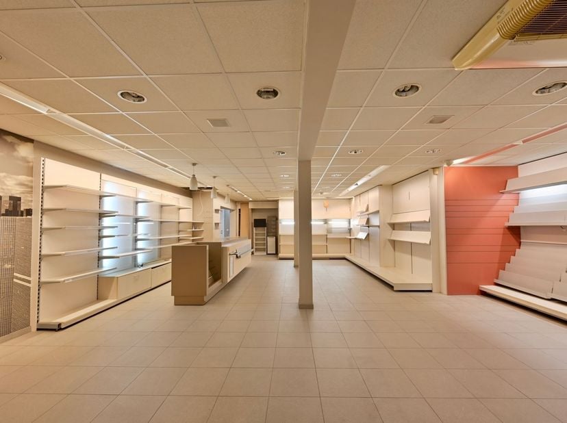 Dit veelzijdige handelspand met woonst biedt een uitstekende combinatie van wonen en werken te Heist-Goor.<br />
Het pand omvat een ruime commerciële
