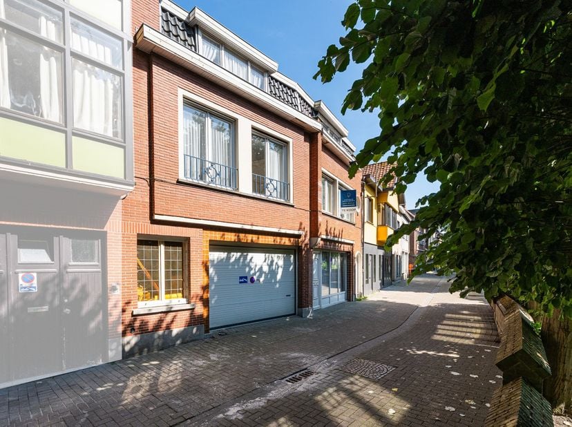 In de Edestraat 13 te Maldegem, pal aan het park en op wandelafstand van de Markt, bieden wij dit karaktervolle renovatiepand aan met een bijzonder gu