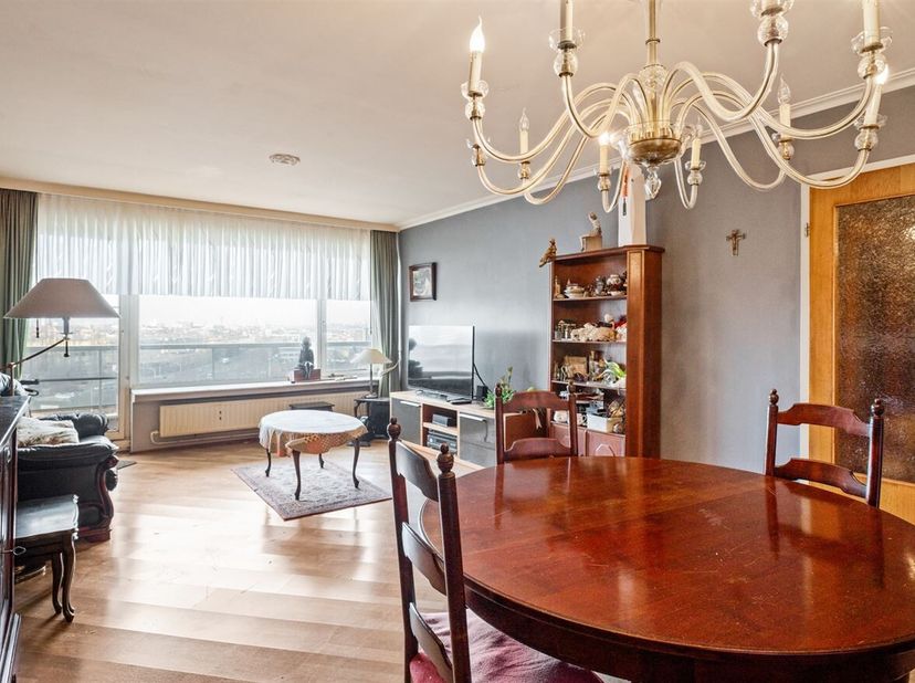 Ligging: Ontdek dit appartement op de Turnhoutsebaan, tegen de grens van Deurne, vlakbij het Rivierenhof. Met invalswegen op een steenworp afstand en