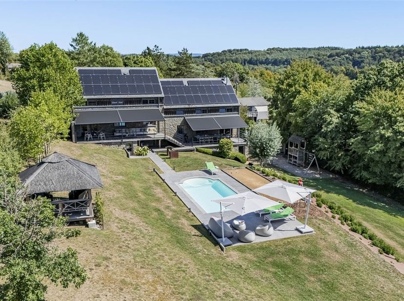 MCA Immobilier vous présente cette propriété idéalement située à l'extrémité du Domaine de Bellevue, à quelques minutes du centre de Durbuy, bénéficia