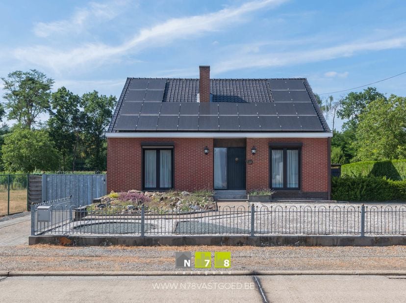 VRIJSTAANDE WONING MET 5 SLAAPKAMERS OP EEN PERCEEL VAN 14A65CA TE ROTEM.<br />
TROEVEN<br />
- Rustig gelegen in fijne residentiele buurt.<br />
- Ze