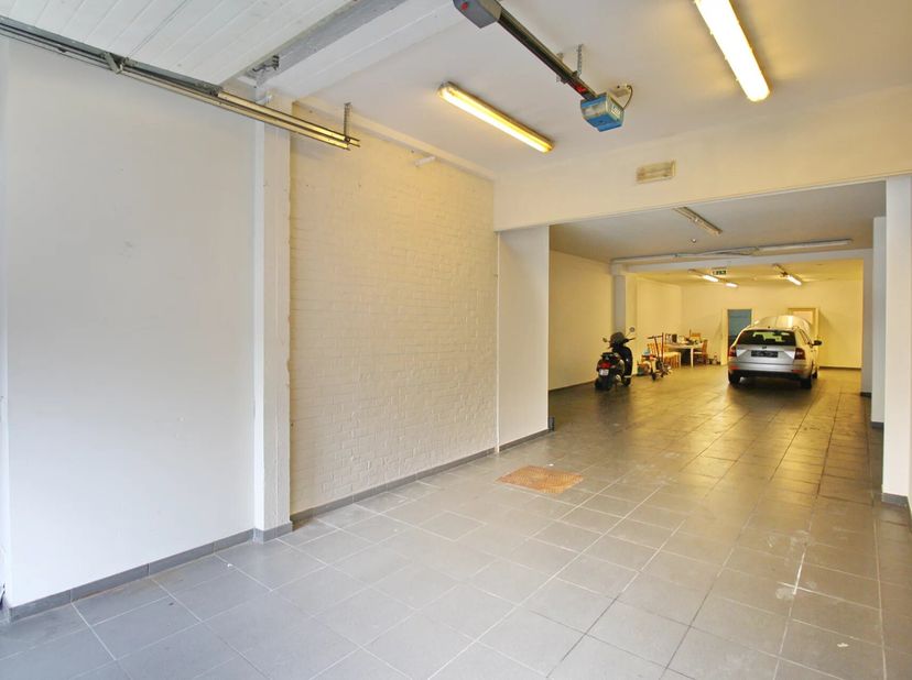 A proximité de Tour et Taxis et à 5 min de Place de l'Yser, ensemble immobilier TOTALEMENT RENOVE en 2007: entrepôt de 125m² + 3 plateaux de 30m² dans