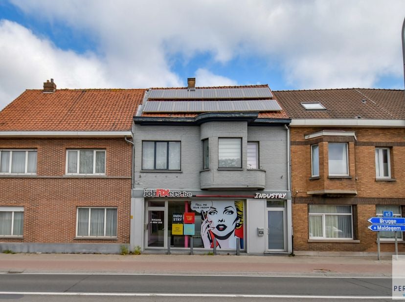ADEGEM - RICHTPRIJS -&amp;nbsp;Centraal gelegen in Adegem bevindt zich dit ruim en polyvalent handelspand met woonst, bestaande uit een handelsgelijkvloer
