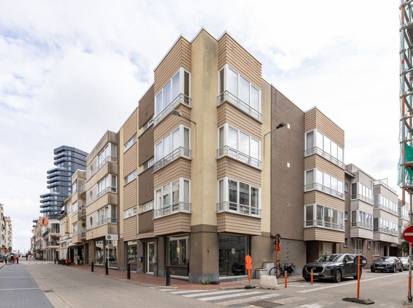Gesloten garagebox te koop in Knokke-Heist vlakbij het Heldenplein en het strand te Heist-aan-Zee. Een bezoek ter plaatse wordt sterk aangeraden en is