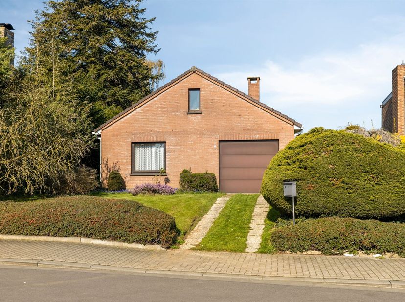 Villa plein-pied<br />
Comprenant :<br />
Hall d'entrée avec WC et espace pour vestiaire.<br />
Séjour lumineux avec vue sur le jardin facile d'ent
