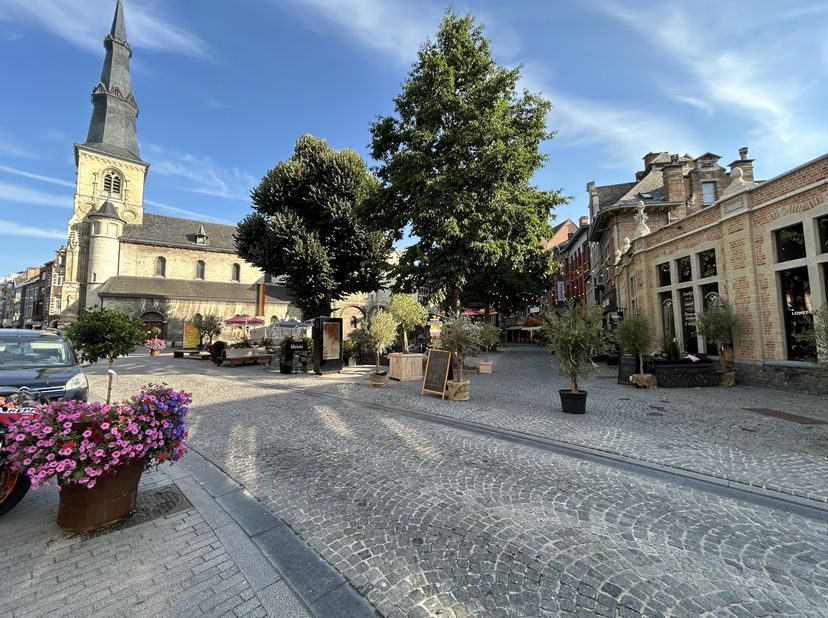Gelegen op het gezellige SINT-MARTENPLEIN in het centrum van Sint-Truiden, in de onmiddellijke omgeving van alle faciliteiten, stelt QSPOT u dit appar