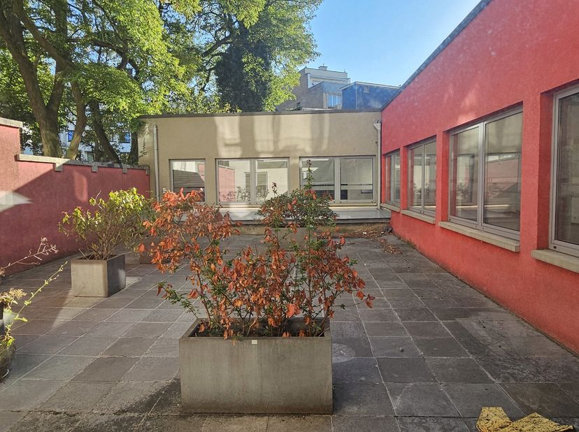<br />
<br />
Stephanieplein / Kapitein Crespelstraat – Elsene<br />
<br />
<br />
Beschrijving<br />
<br />
<br />
Prestigieuze locatie met een grote