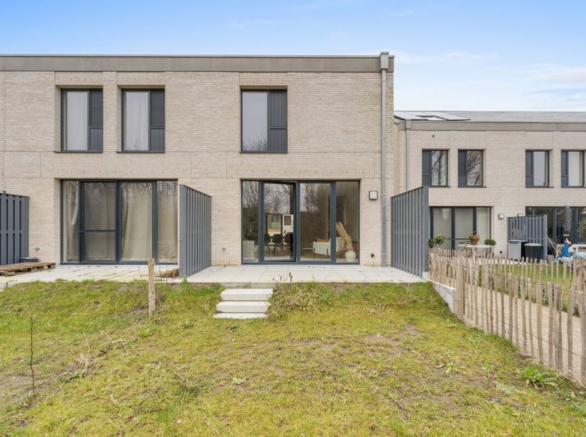 modern halfopen woning in de Zilverlaan in Oostende, rustig gelegen nabij park en bos. De woning, gebouwd in 2025, biedt hedendaags comfort en een ene