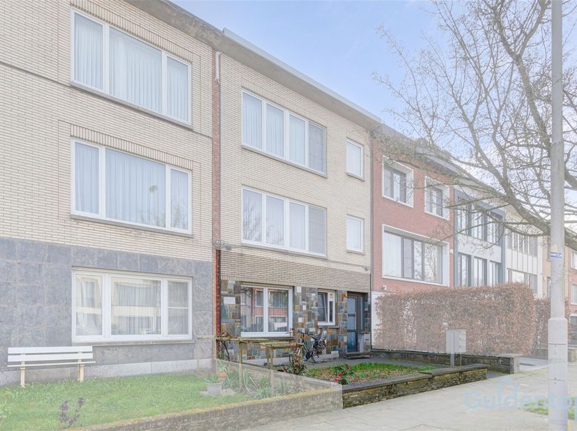 Bienvenue dans ce charmant appartement de 80m² à Anvers, idéal pour les familles et les couples à la recherche d'un logement confortable et bien organ
