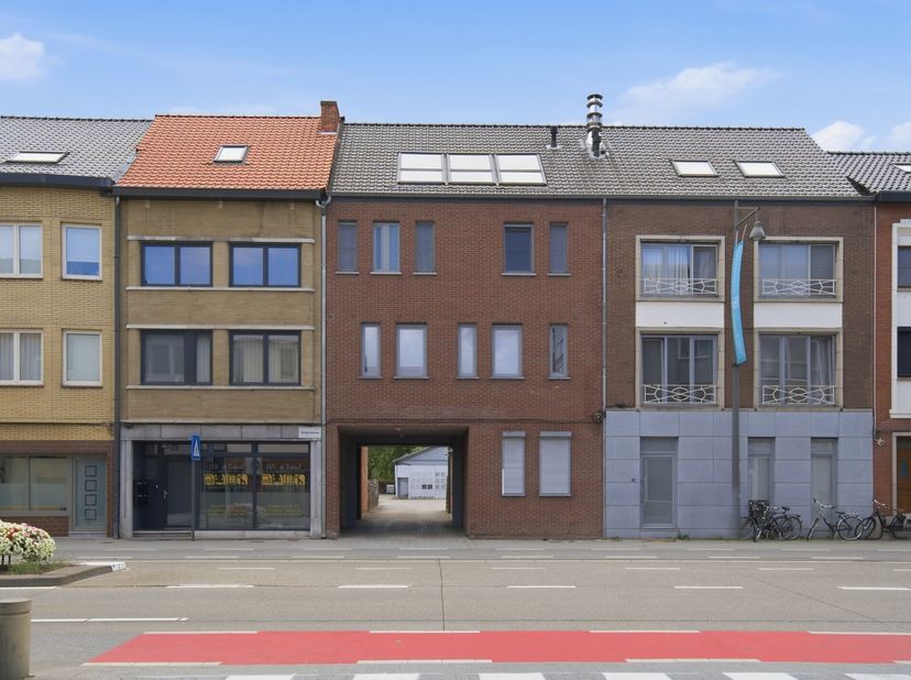 Dit instapklare en modern afgewerkte appartement bevindt zich op de tweede verdieping van een verzorgd gebouw, op wandelafstand van het bruisende cent