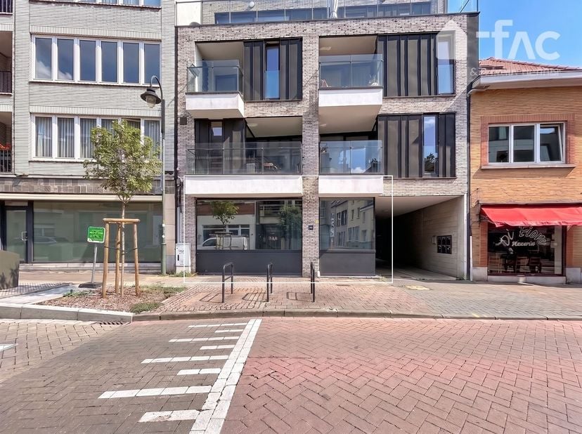 Appartement récent au rez-de-chaussée, au centre de Tervuren. Cet appartement de 3 chambres au rez-de-chaussée dispose d'une terrasse privée à l'arriè
