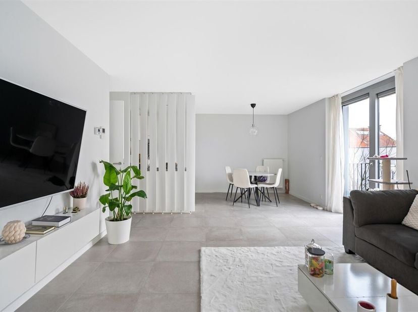Het energiezuinig appartement is ideaal gelegen in een rustige, toch centrale wijk van Sint-Niklaas, met vlotte toegang tot het stadscentrum en de bel