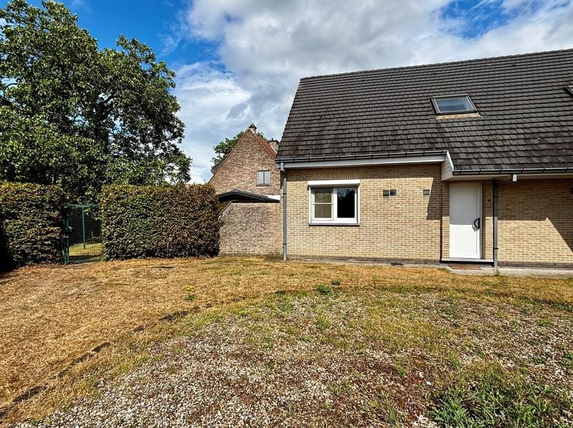 Maison spacieuse avec 2 chambres, un jardin ensoleillé et une grande cave<br />
Cette agréable maison offre un bel équilibre entre espace, lumière et
