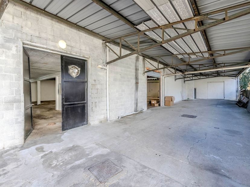 Magazijn (circa 520 m²) met woonst op commerciële TOPlocatie<br />
Ligging: Commercieel zeer goed gelegen aan industriegebeid "Klein Gent" op een zic