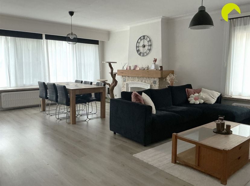 In een gegeerde woonwijk, op wandelafstand van het prachtige Kasteel Cantecroy, vinden we dit aangenaam en lichtrijk appartement met 2 ruime slaapkame