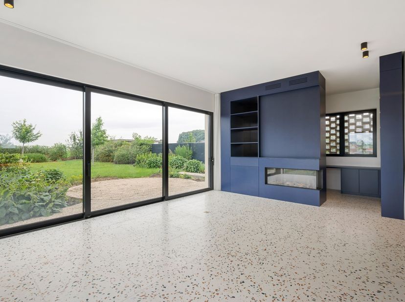 Deze prachtige villa met open bebouwing is gelegen in het idyllische Sint-Pieters-Leeuw en is gebouwd in het jaar 2025. De woning is omgeven door een