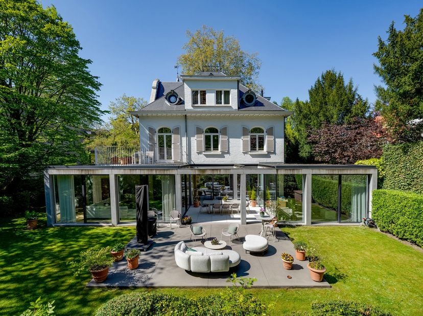 Op een steenworp afstand van het Terkamerenbos een met karaktervolle gezinswoning, volledig gerenoveerd in 2016, met een oppervlakte van ± 691 m² (vol