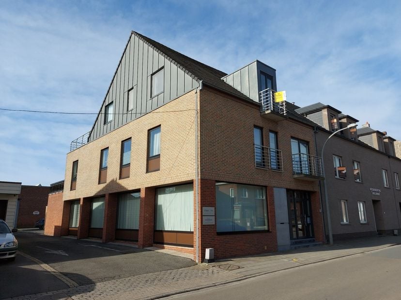 Ruim dakappartement 95 m² met super zuid terras van 36 m². Inkom met toilet, living met keukenhoek en toegang tot terras, badkamer, 2 slaapkamers, ber
