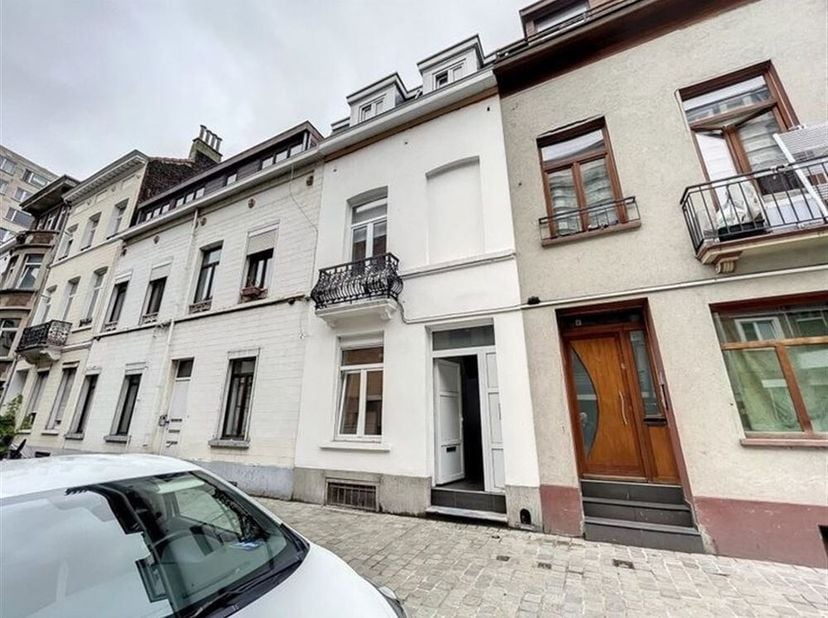 Eengezinswoning (stedenbouwkundig) op een toplocatie in de EU wijk met 3 luxe-kamers voor verhuur. Elke verdieping heeft een kamer met keuken-hoek en