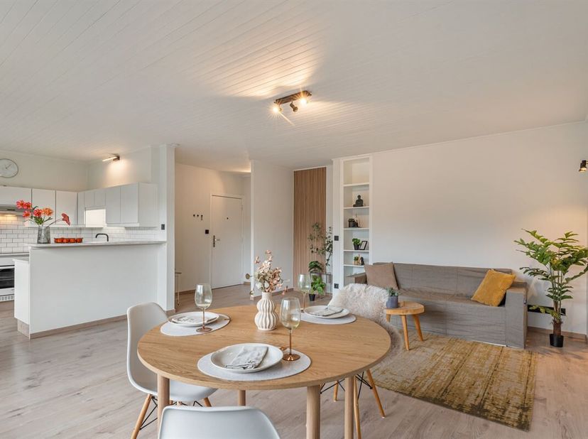 RICHTPRIJS: € 225.000,00. Appartement op de vijfde verdieping met kelderberging, ideaal als woning of als interessante investering. Dit recent opgefri