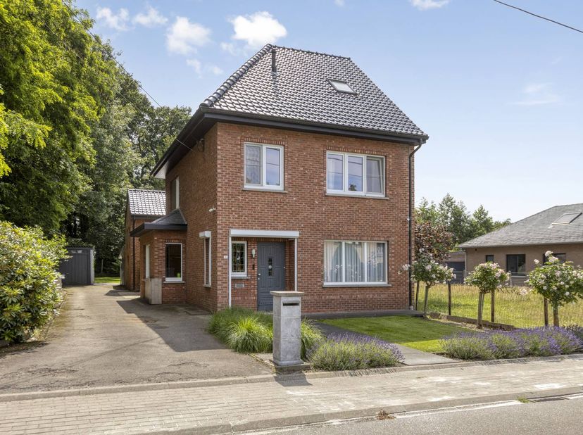 La maison a une surface habitable de 190m² et bonne nouvelle, les plus gros travaux ont déjà été réalisés. L'électricité et le toit ont été renouvelés